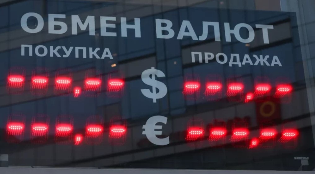 Рубль вновь ослаб: доллар вырос до 92 руб., евро — до 100 руб.