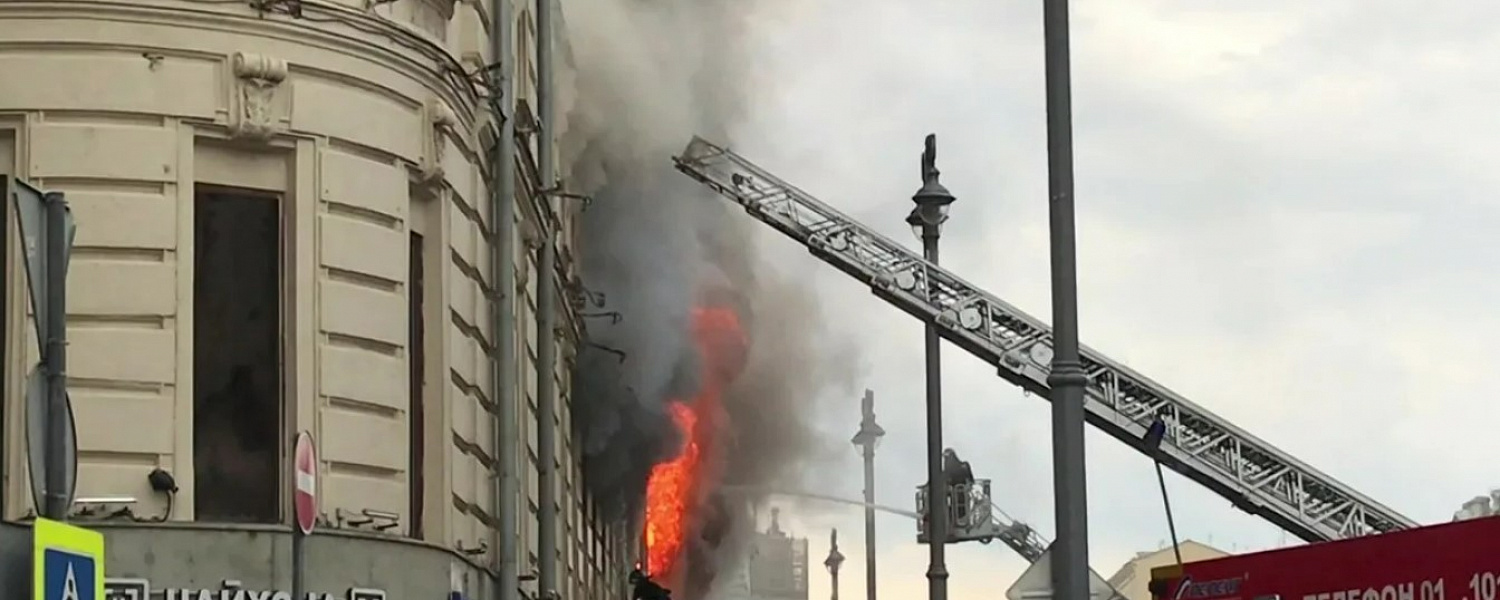 В центре Москвы произошел пожар на крыше ресторана «Пушкинъ»